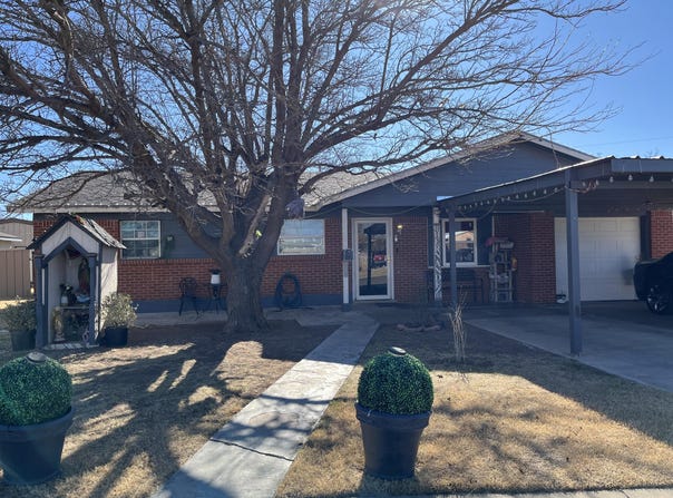 911 W 27TH St, Plainview, TX 79072