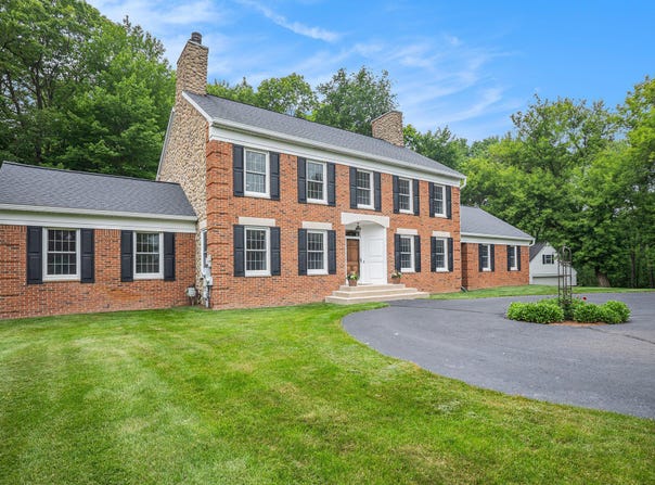 5750 Rolling Hills Drive, Rochester, MI 48306