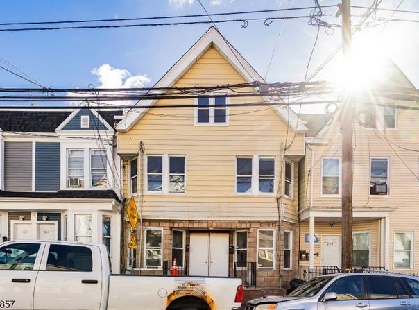 231 Garside St, Newark City, NJ 07104-2631