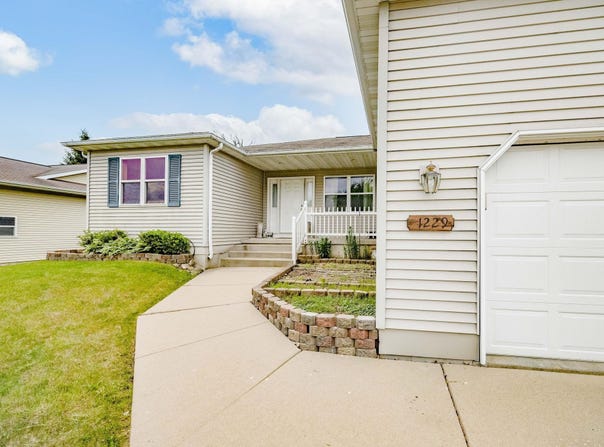 1229 W Blooming Field Drive, Whitewater, WI 53190