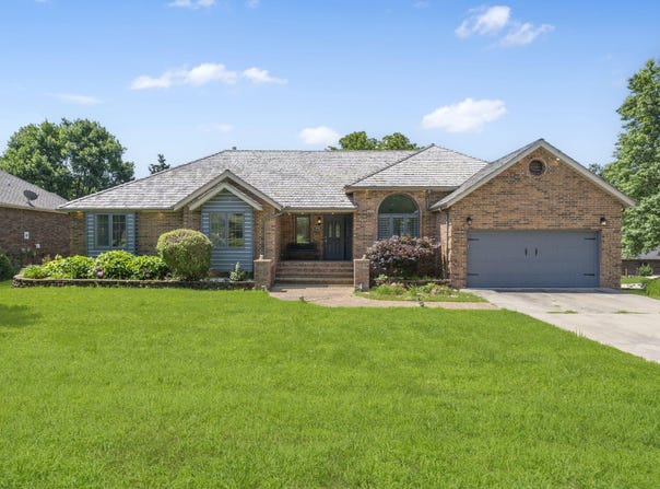 930 W Sherwood Drive, Springfield, MO 65810