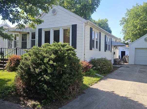 1055 E ELM Street, Canton, IL 61520