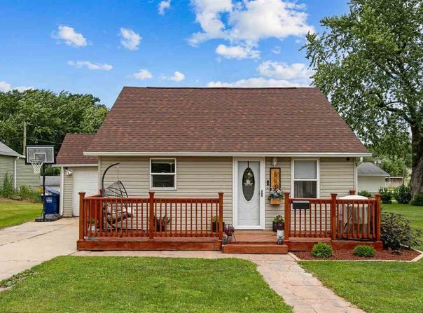 505 E 2nd St, Vinton, IA 52349