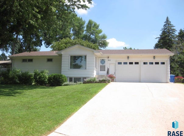 510 Sunset Dr, Dell Rapids, SD 57022