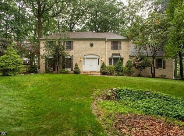 13 Deer Path Cir, Green Brook Township, NJ 08812