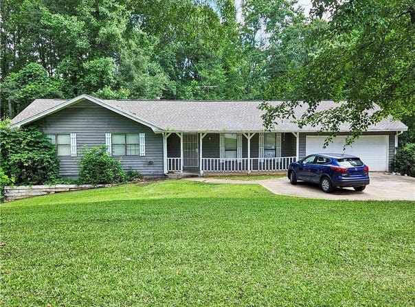 195 Lakeside Drive, Ellenwood, GA 30294