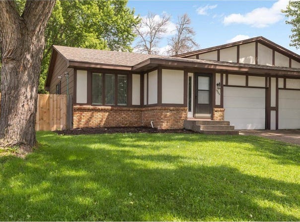 1986 Mcknight Road N, North Saint Paul, MN 55109