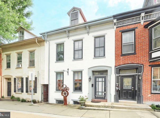 252 W PHILADELPHIA STREET, YORK, PA 17401
