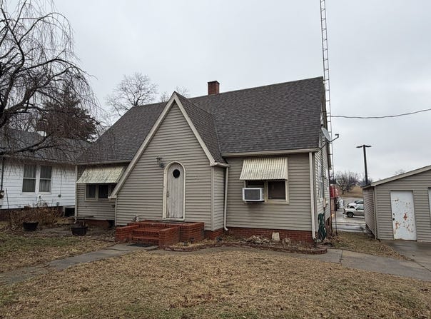 140 S 4th Street, Albion, IL 62806