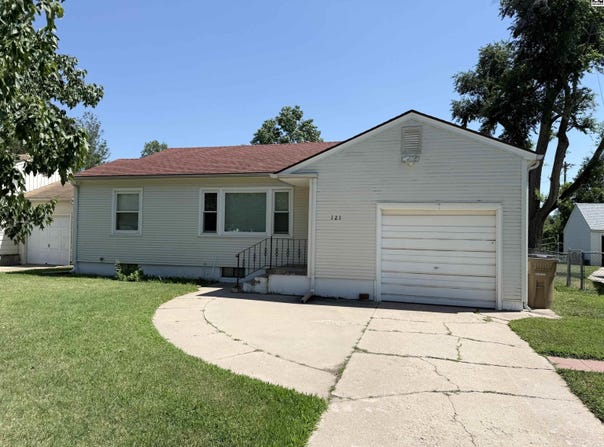 121 W 25th Ave, Hutchinson, KS 67502