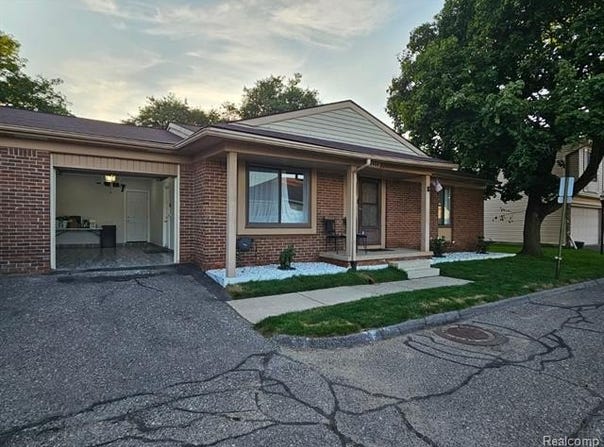 2926 Roundtree Drive, Troy, MI 48083
