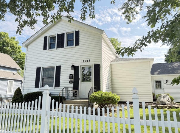 1213 Clinton Avenue, Saint Clair, MI 48079