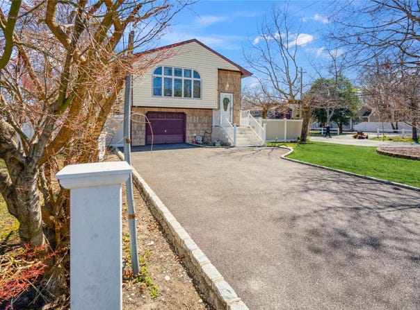 297 Mount Vernon Avenue, Medford, NY 11763