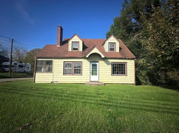 186 S Main St, Hillsville, VA 24343