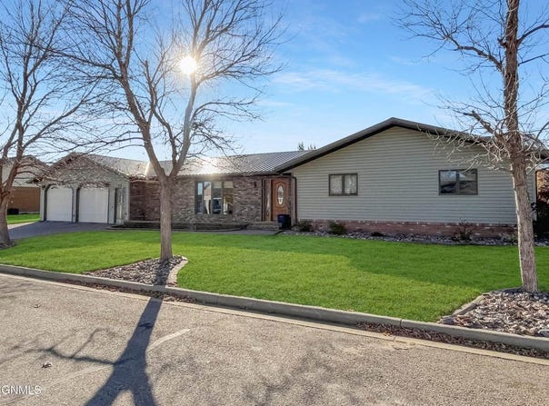 102 9th Avenue SE, Crosby, ND 58730