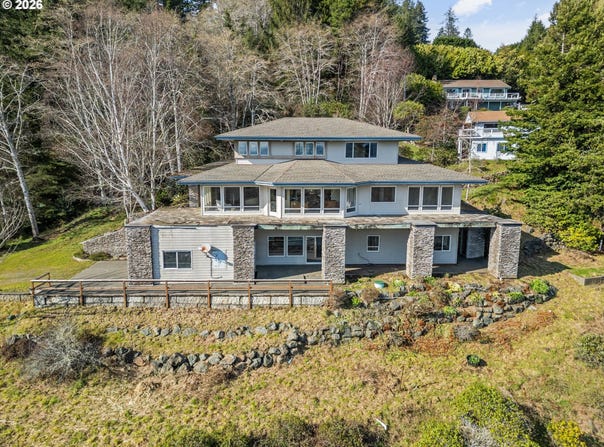 1038 MARINA HEIGHTS Rd, Brookings, OR 97415