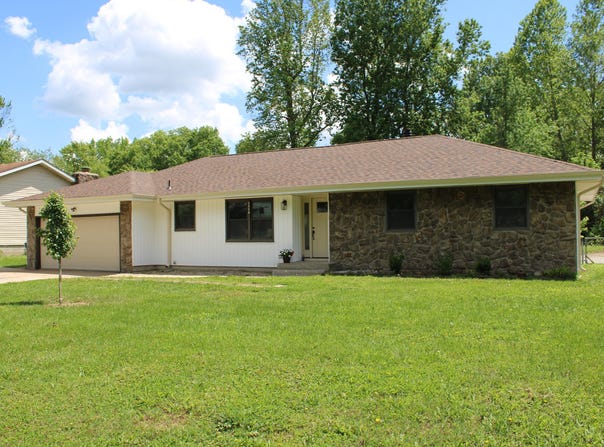 2558 W Village Lane, Springfield, MO 65807