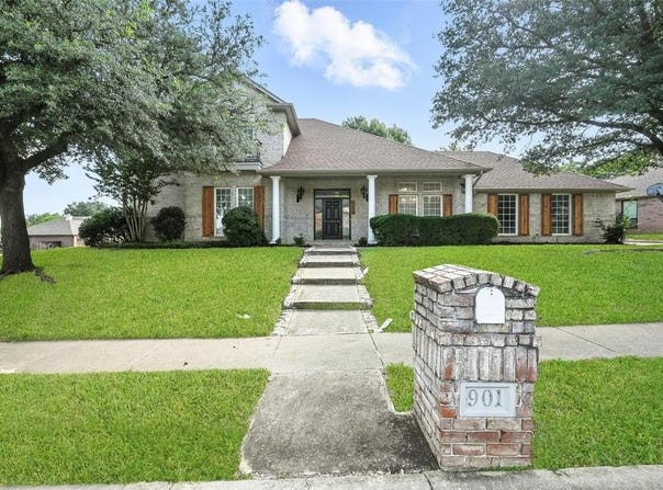901 Bluebird Court, Burleson, TX 76028
