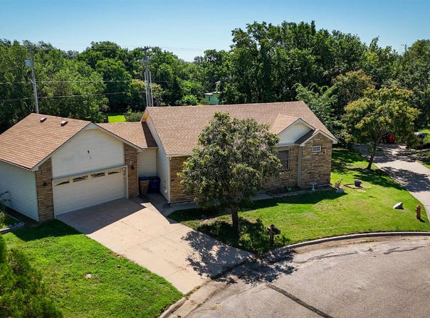 5 N Woodland Ct, Mount Hope, KS 67108