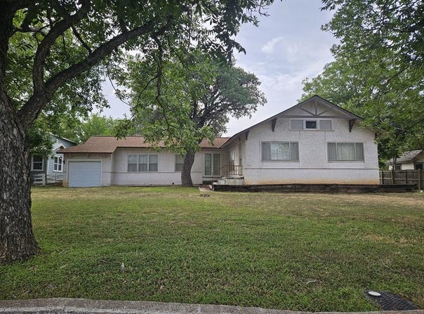 912 N Tivy St, Kerrville, TX 78028