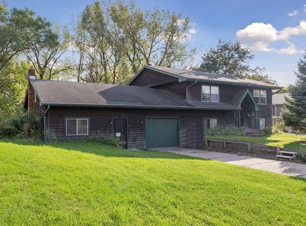 750 Viking Drive E, Maplewood, MN 55117