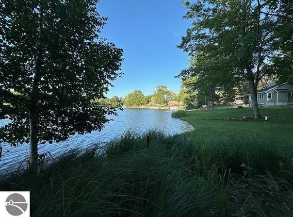 6900 W Shore Drive, Weidman, MI 48893