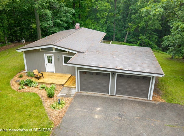 9481 S Clinton Trail, Eaton Rapids, MI 48827