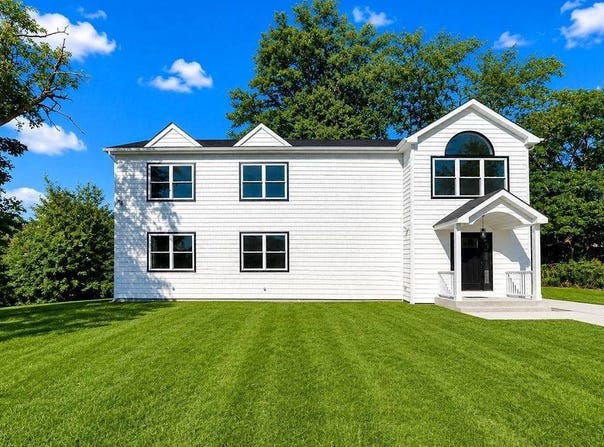 171 FERRARIS, Copiague, NY 11726