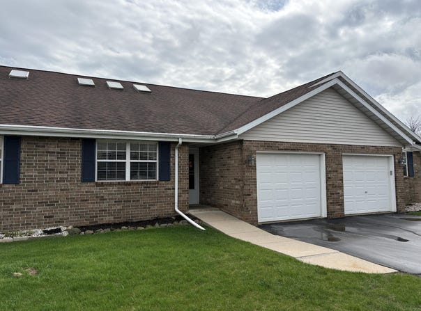 321 Davis St, Elkhorn, WI 53121