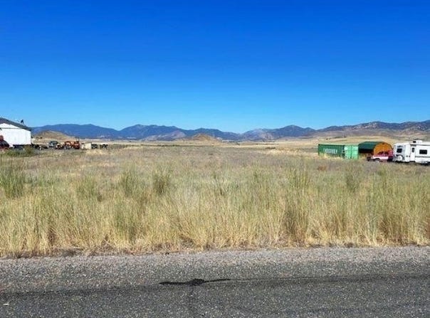 Lichens Rd, Montague, CA 96064