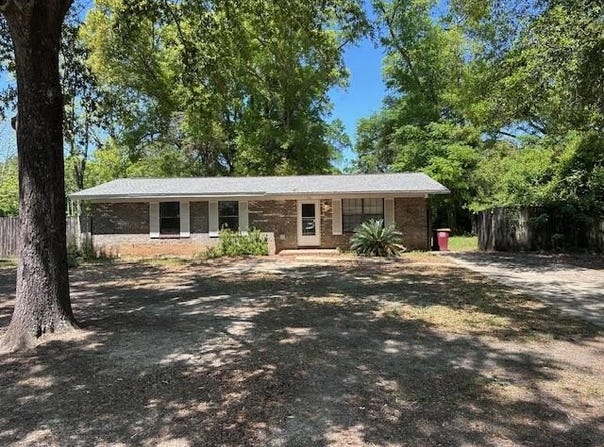 592 E Robinson Avenue, Crestview, FL 32539