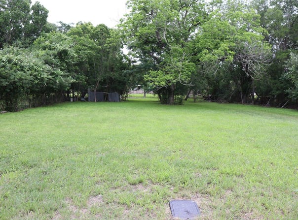 1006 Johnson St, Lockhart, TX 78644