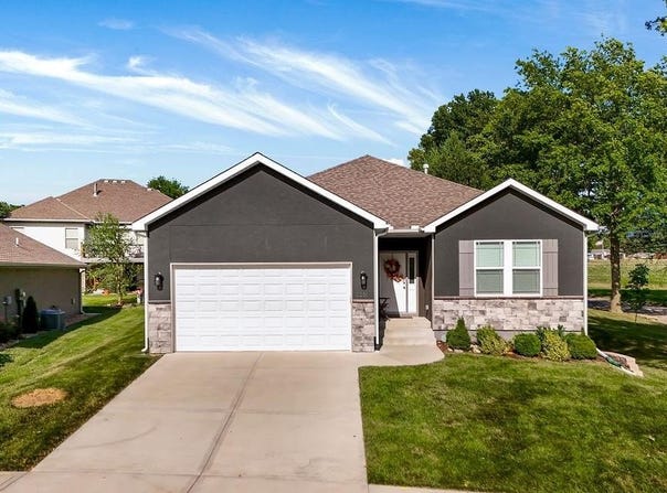 2214 SW 9th Street, Blue Springs, MO 64014