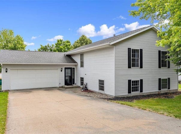 2030 Dows St, Ely, IA 52227