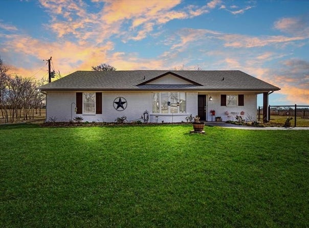 698 Hackberry, Van Alstyne, TX 75495