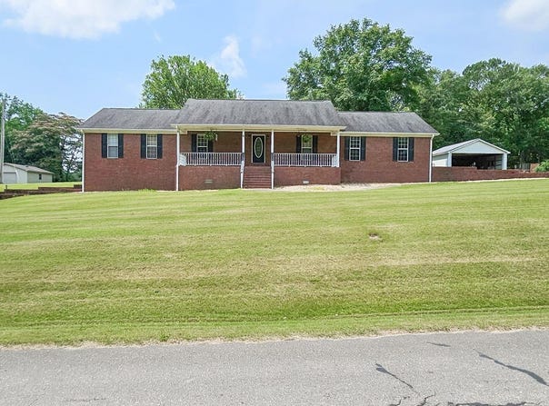 1100 Raintree Dr, Tuscumbia, AL 35674