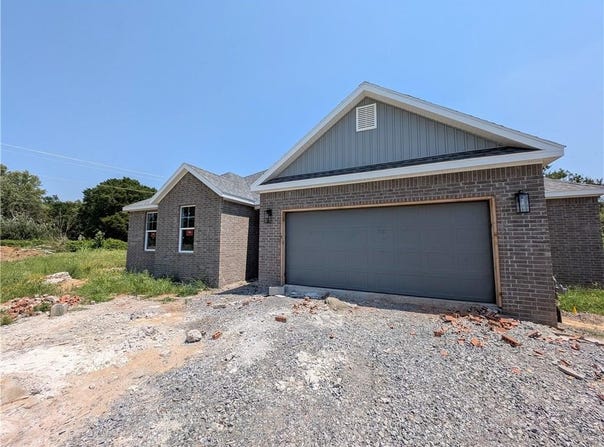 100 White Oak  ST, Gentry, AR 72734