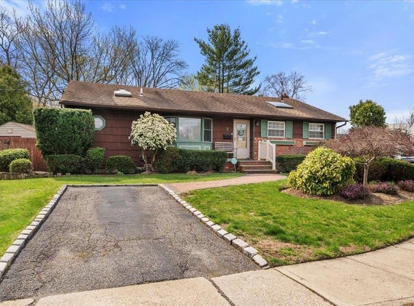 9 Lindquist Lane, Deer Park, NY 11729