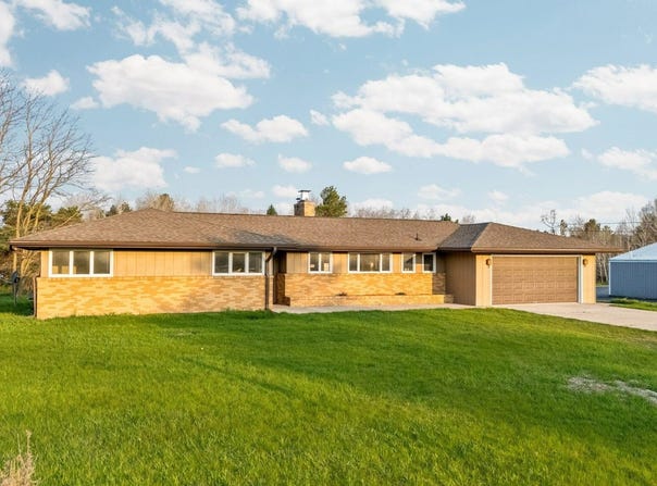 402 S DIVISION, BELLAIRE, MI 49615