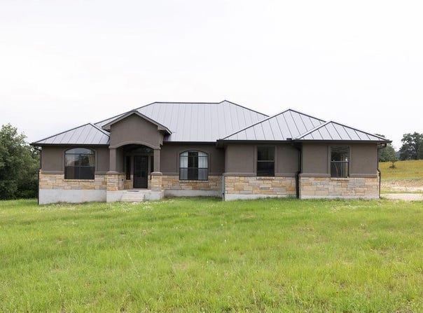 111 Powder Rdg, Luling, TX 78648