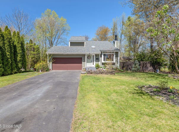 28 Carolanne Drive, Bethlehem, NY 12054
