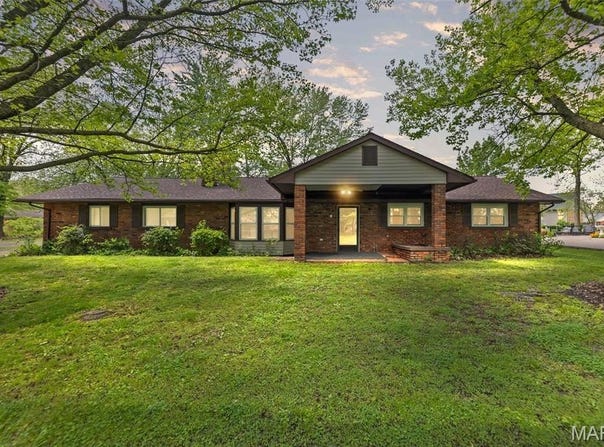 209 S Oak Lane, Okawville, IL 62271