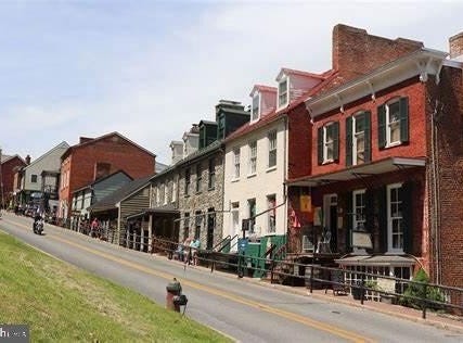 821 JEFFERSON AVENUE, CHARLES TOWN, WV 25414
