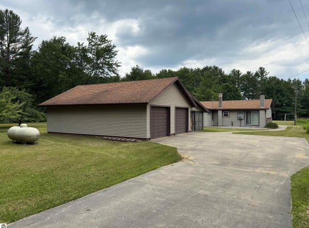 4910 Deerfield Drive, Kalkaska, MI 49646