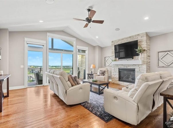 3426 S Pinehurst Circle, Manhattan, KS 66503