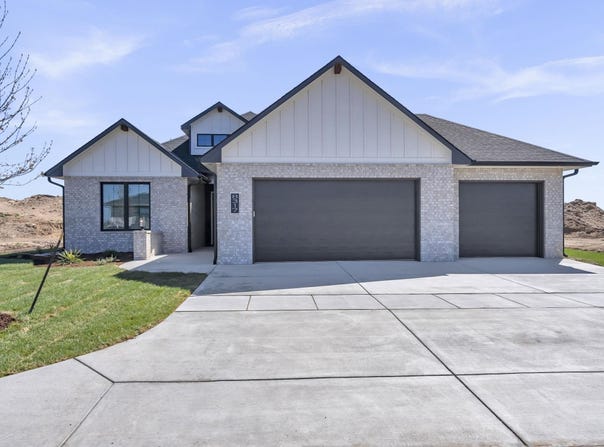 8317 W Waterway Ct, Maize, KS 67101