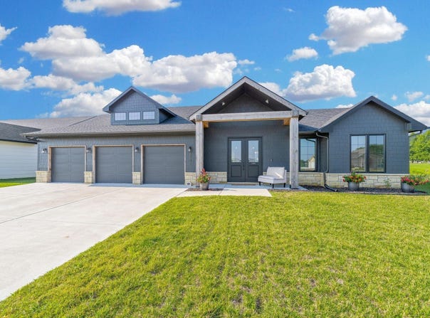 2807 E Sunnyslope St, Park City, KS 67219