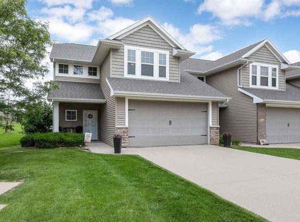 402 Cimarron Dr NE, Hiawatha, IA 52233