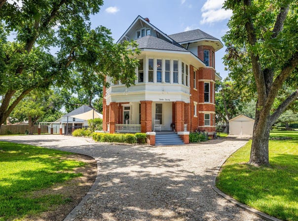 1220 W Lake DR, Taylor, TX 76574
