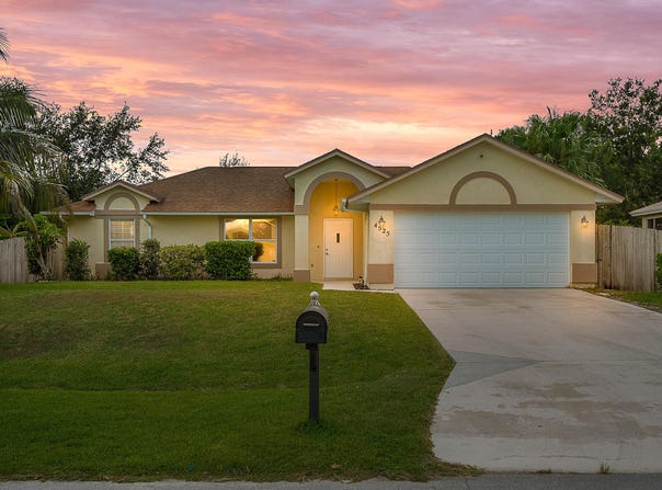 4525 NW Glazbrook Street, Port Saint Lucie, FL 34983